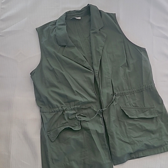 Collared Utility Vest with Pockets - Picture 2 of 9